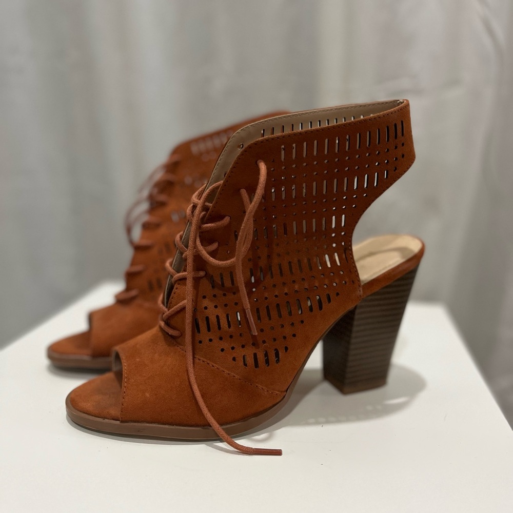 RESTRICTED brand opened toed heels 7.5